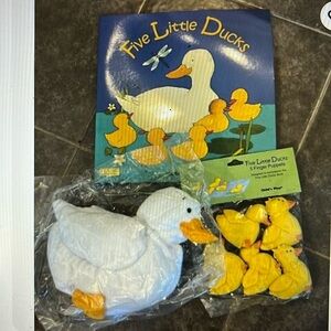 5 little ducks finger puppets and book